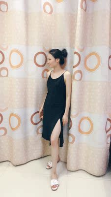 冰丝面料的，很凉快，最怕热了，睡觉就要穿舒服点，在内衣店，这种料子的都很贵，款式也简单大方，我超爱这个颜色显白，打算穿出去玩.