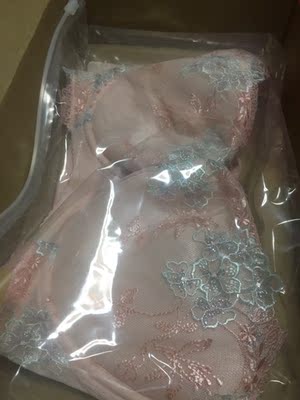 快递在中途周折较久，客服很耐心跟进，比心！内衣都是茜施尔的，之前买了款墨绿，穿着很适合，马上又来入手一款粉红色，还是很漂亮啊。