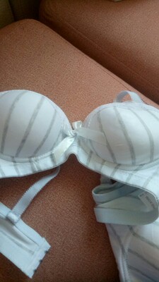 我买的内衣到了，物流很快，我试穿了下，布料挺舒服的，颜色样子也喜欢。一次满意的购物！