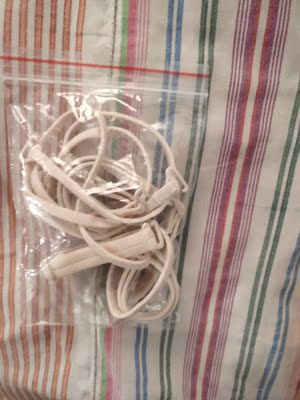 买了连衣裙，穿着自己的内衣会漏一点，感觉不舒服，别人推荐的这家店，发货很快，很快就送到了，超级开心的打开，摸着超级舒服，试了一下刚刚还，卖家还送了内衣带，很贴 心，谢谢，祝生意兴隆！