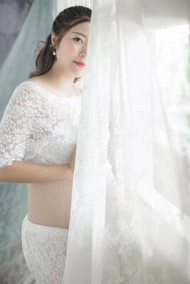 去拍孕妇照要求自己带一套  租三套划算就租了三套    只穿了一套来给你们上图   我高163     重140  体重比我还重的都能穿一点都不勒还有空间  一百五六十斤都能轻松穿上   而且衣服很干净  拿来还香香的