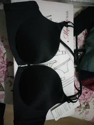 内衣收到了，款式漂亮，质量也很好，花这个价格值，真真一分价钱一分货。推荐大家购买！