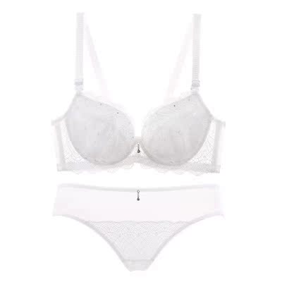 已经是润微家的老顾客了，在他家买了很多年了。首先，包装上就特别上档次，盒子里面的内衣内裤都是分开装的。润微的内衣非常舒服，特别轻薄，更重要的是颜值还很高。已经向朋友推荐了这个牌子。