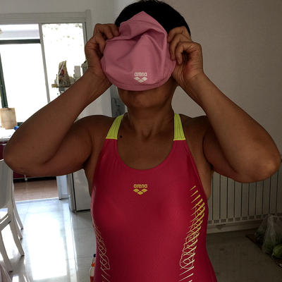 不愧是名牌,游泳衣贴身,不兜水,我觉着背后的带子还有yingguang,在海里好找,比较醒目。穿着轻便、速干。 不愧是名牌,游泳衣贴身,不兜水,我觉着背后的带子还有yingguang,在海里好找,比较醒目。穿着轻便、速干。