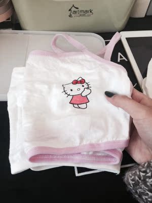 给家里的妹妹买的 大概半年前在这里买了几件 觉得挺好的 之前买的穿的久了没什么弹性了 这次又买了四件 还和以前的质量一样 小孩子很喜欢 卖家还赠送了一个小内裤 她很喜欢 完全nice 也挺好看哒 祝生意兴隆