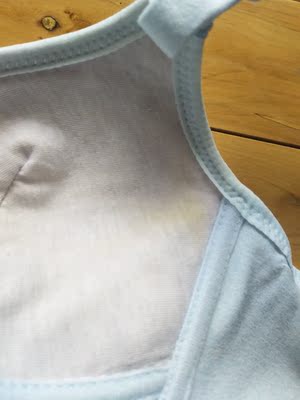 内衣拆开之后，发现内衣上有发黄的地方，这件内衣是没法穿了！！！