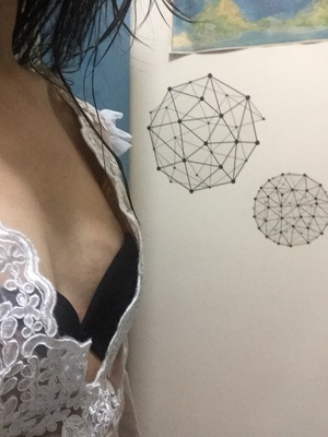 很久沒給過劣評，領口不貼胸，兼領過低，怎穿，然後穿第一次拉鏈就壞， 130元我當丟進海