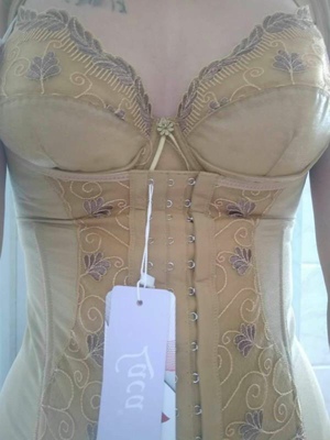 对比了好久才选择的,客服非常专业,推荐的码数很准,不知道怎么选择的朋友可以咨询,料子很好上身不紧绷走线不错没有多余的线头。是正品,上身效果非常不错 对比了好久才选择的,客服非常专业,推荐的码数很准,不知道怎么选择的朋友可以咨询,料子很好上身不紧绷走线不错没有多余的线头。是正品,上身效果非常不错