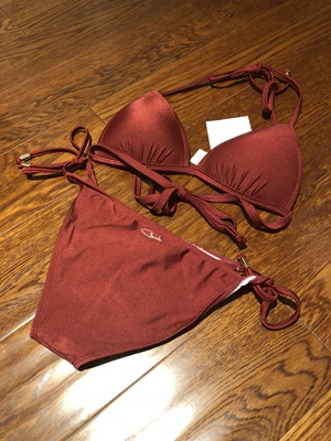 怎么可以美成这样，泳衣超级好看，这是我在淘宝经历的最满意的一次交易，还没去海边，等暑假旅游时补上身图，BTW 店主人也超级好，总之就是满意满意满意！