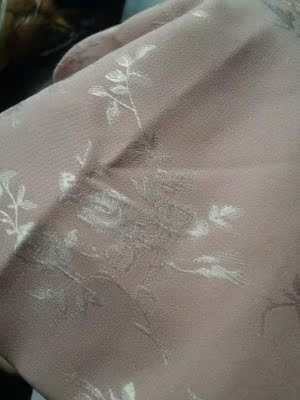 料子真的好,这料子有点像做旗袍的料子,质量手感做功真的不错,妇女节买的也很划算,本人170,108斤.买L号的,有点宽松了,建议瘦的妹子买个m号 料子真的好,这料子有点像做旗袍的料子,质量手感做功真的不错,妇女节买的也很划算,本人170,108斤.买L号的,有点宽松了,建议瘦的妹子买个m号