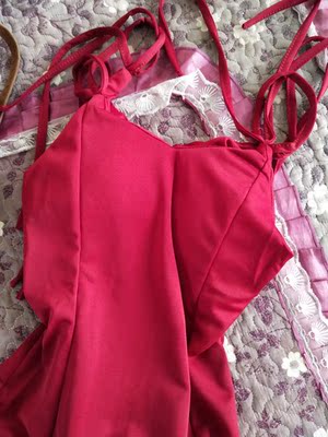 很修身，很显身材。布料也不错，穿起来挺舒服的，发货的速度好快，友友们，值得购买哦