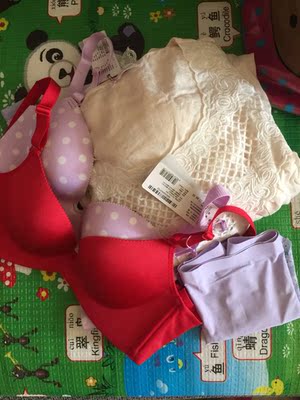 无意间偶遇这个牌子的内衣，刚好又在搞活动，但是又没有买过，纠结半天后买的，收到后，面料还可以，挺不错的哦，就是睡衣有些透有些大，紫色的内衣有些小了，但是换觉得麻烦，还是留着，下次送人😄😄，内裤很不错，摸着很舒服，2个文胸相对而言，红色这个穿着比较合适哦&hellip;&hellip;已经介绍给朋友这家店铺了&hellip;&hellip;&hellip;👍👍