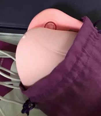 包装还是有点档次的，里面有一个小袋子，USB线充电，遥控控制的，客服说可以水洗，还没有试过，平常放在包里很方便，做工不错，使用非常简单方便，因为来了大姨妈，用的温热按摩，还是可以感受到一些暖暖的，特殊时期精油不能用就暂时还没有使用，不过很舒服，震动按摩效果感觉也还好，希望坚持使用可以改善乳房涨痛！