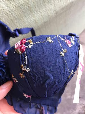 宝贝穿上很好看，聚拢效果真的非常好，文胸穿着很舒服，一点都不勒。以前买的内衣老是移位，很苦恼，但是这款内衣不会移位哦。而且有钢圈的穿起来可以防止下垂，对胸部好，值得购买，喜欢的亲请放心购买，很不错的一次购物。