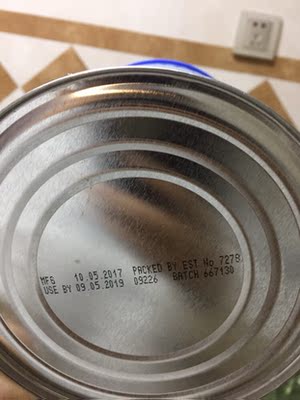 这三罐日期怎么看怎么感觉不对劲，都是2017生产的，为啥有些到2019年、而有些到2020年？？并且仔细看日期，中间这罐日期印刷字迹清晰，其他两罐字迹和字的位置明显和中间这罐不一样！好担忧，我这么信任小果，怎么会出现这样的情况，这是给孩子吃的啊，怎么能有半点差错！