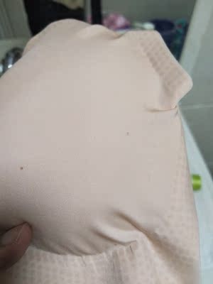 尺码偏小，胸垫很厚，而且肉色的那件上面还有小点点，不知道是什么，退货嫌麻烦报着侥幸心理试着洗，结果一点都洗不掉，不会再来。