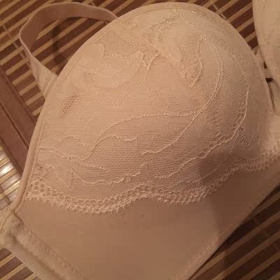 第一次在网上买到质量这么好的内衣，心里由衷的满意，穿上不勒，很舒服也不掉，建议购买！