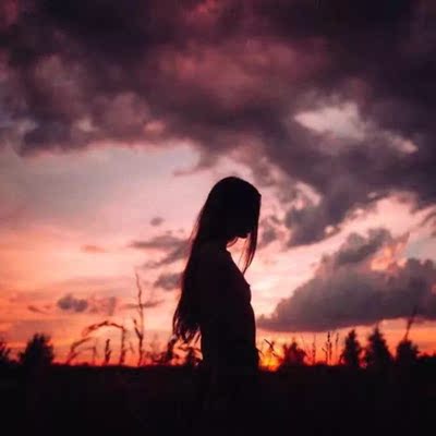 我是我们村第一个在淘宝上买东西的人。他们买东西价格一般不超过五块，听说我双十一买了一大堆东西，全村都震惊了，村长跑到我家对我爸说我疯了！媳妇跟我闹离婚，说这日子没法过了！面对重重压力，我坚持买、买、买！终于快递不断的到了，我怀揣着激动的心情，颤抖的打开一个个包裹，那一霎那，感觉我的眼都要亮瞎了，啊...这颜值、这手感、这质量！只怪我读书少，无法用华丽的语言来形容它。我骄傲的站在村口，霎时，村民们都惊呆了，瞬间时间凝固了，大家眼睛一动不动盯着一个个包裹，如同夜晚的狼的绿眼睛，泛发着可怕的凶光！15秒后，整个村都沸腾了，说太好了，太漂亮了，说太值了，更有人拼命的喊叫，不给他们看，他们就跳井。吓得我赶紧收起宝贝，落荒而逃。为测试宝贝效果，我立刻去我们村高达100米山上村长家试用，村民们一窝蜂追了过去，里三层外三层围了个水泄不通。一看这阵仗，我突发灵感，赶紧拿起一把淘宝仿真机关枪，哒哒哒哒，一阵猛扫，村民们像山里的猴子四处逃窜，漫山遍野躲了起来，这，就是淘宝的力量！这，就是双十一的魅力！这，就是马云的太极&ldquo;攻守道&rdquo;！哇塞！在全村人羡慕的目光中，我仰首挺胸，扬长而去。