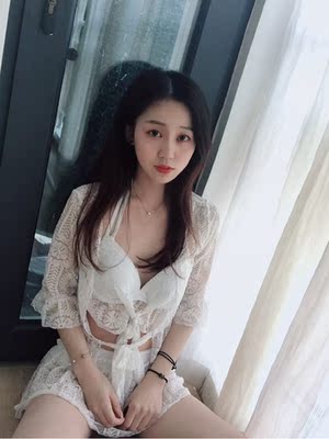 小清新 带蕾丝边穿起来特别仙～仙气中还带了一点小性感哈哈 有胸垫 所以不用担心～外面蕾丝罩衫拿掉又变得很sexy  不过我觉得穿上更好看～