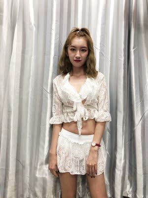 衣服很快就到啦 质量很棒呢 蕾丝手感很好 摸起来不是廉价的感觉 穿起来很舒服 分身款式很显瘦 外罩搭起来更洋气了呢 不用担心走光