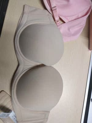 开始以为这个价格还担心质量 结果收到宝贝后很是惊喜....材质很亲肤，很服帖&nbsp;面料还挺柔软的&nbsp;设计的款式很好看&nbsp;方便又实用的 而且码数正正好好，大小也合适，运动也不会掉，怎样跳动都不会向下滑，很不错的一款文胸  ，防滑条特别牢固。我不知道这款有硅胶，我一直买的都是店里无硅胶那一款 这款挺稳的出去浪一天基本都是没问题的 我穿也没有过敏 选对尺码 不勒就不会过敏了吧，我在购买的时候都是仔细问了客服小姐姐才下单的，建议还是问下客服吧 这种和有肩带的有点不一样，我是真心觉得这家店的文胸很好穿 ， 搭配衣服也很好看，隐形效果挺棒的 这款已经属于无肩带文胸中非常舒服的一款了 我才那么用心评价的  还有 有小姐姐带排位吗 我上单中单打野都可以 辅助抢人头贼溜