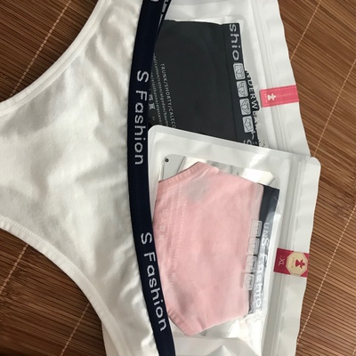 棉的，透气性感觉还可以。颜色搭配挺漂亮的。穿厚些紧身运动裤可以隐形，估计薄了还是能看出来一些痕迹。