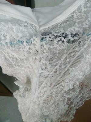 内裤做工整齐，手感滑滑的质感很好。蕾丝质量也好，蕾丝缝合处在前后中间位置。