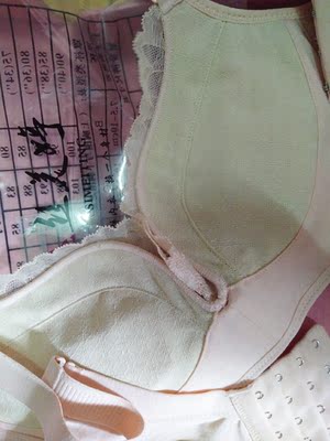 内衣穿起来很聚拢，震动按摩也舒服，按摩起来涨涨的，坚持使用，是一件保健好内衣！