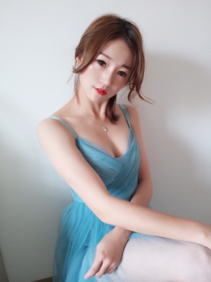 每次拿到衣服，试穿时候先拍一组～没有背景，只有美裙🌹大爱这款湖蓝色长裙，穿上有礼服的赶脚，露的也是刚刚好😁