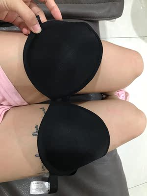 每次找这种无肩带的内衣都好烦，担心滑落又担心码数不够，这款内衣就刚刚好，穿起来很舒服