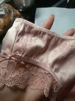 料子真的好,这料子有点像做旗袍的料子,质量手感做功真的不错,妇女节买的也很划算,本人170,108斤.买L号的,有点宽松了,建议瘦的妹子买个m号 料子真的好,这料子有点像做旗袍的料子,质量手感做功真的不错,妇女节买的也很划算,本人170,108斤.买L号的,有点宽松了,建议瘦的妹子买个m号