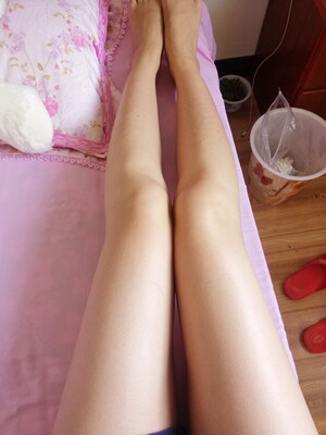 这个是我目前发现最好用的身体乳了，不油腻，吸收好，特别保湿，不沾衣裤。本人是鱼鳞皮肤必须长期使用身体乳。两瓶用完后将一直回购。