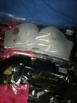 东西感觉还不错就是带子太细了感觉  也送了透明肩带  就是物流好慢  一个地方卡了两天  有点慢吧  其他都还好