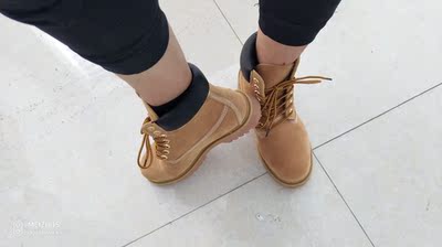 朋友介绍过来的,第一次穿马登的鞋,出乎意料。真的很棒。 仿木纹的外包装,掀开后可以看到老板的用心,鞋子质量没的说,很有分量,虽然惦着有点重,但穿起来还可以,真的男人力爆棚,超级满意,五星五星推荐。以后买衣服就来这里了。 在此感谢客服的推荐,这个鞋偏大,我平常穿42这双鞋40就够,完美。 朋友介绍过来的,第一次穿马登的鞋,出乎意料。真的很棒。 仿木纹的外包装,掀开后可以看到老板的用心,鞋子质量没的说,很有分量,虽然惦着有点重,但穿起来还可以,真的男人力爆棚,超级满意,五星五星推荐。以后买衣服就来这里了。 在此感谢客服的推荐,这个鞋偏大,我平常穿42这双鞋40就够,完美。