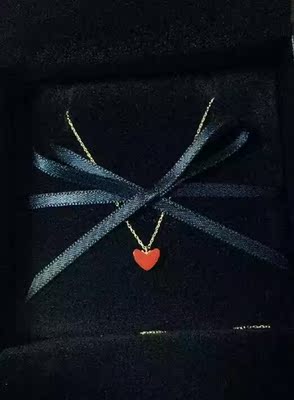 实物小红心真的真的真的好美腻，柔滑纯正的红心有特别精致的俏皮味道，却又在搭配的纤细金链中散发出优雅的气息。生活上班全百搭！