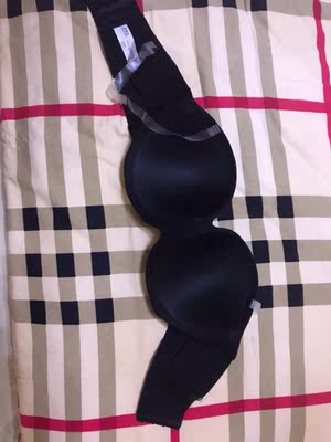 这款文胸对于大胸的妹子来说真是不错的选择，不用肩带也不怕掉呢，松紧很贴身。不怕掉，罩杯也很完美，大胸的妹子可以尝试，比在内衣店买的两三百的穿起都还完美！！！