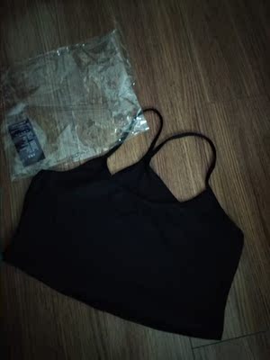 一件黑色一件白色，做工还好，可惜不是纯棉的，就这样吧！