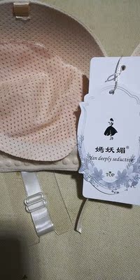 第一次试这样的内衣，充气很方便，粘性特别好，穿了一天，都不会掉哒～棒棒哒