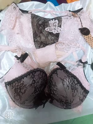 这款内衣绝对是小胸妹子的福音,超聚拢又不失性感,之前买的是他家黑色爆款,跟这个款式一样,如果担心不会选款式不用犹豫可以直接入手这件,还有,小胸妹子一定记得问老板要胸垫哦😄 这款内衣绝对是小胸妹子的福音,超聚拢又不失性感,之前买的是他家黑色爆款,跟这个款式一样,如果担心不会选款式不用犹豫可以直接入手这件,还有,小胸妹子一定记得问老板要胸垫哦😄