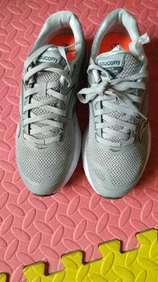 鞋子穿上很舒服，回馈感很好，唯一美中不足是鞋面上一处走线不一致，让我强迫症差点犯了。