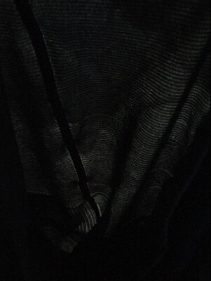 就像女人丝袜一样，脱丝，穿了两天，臀部上就脱丝了