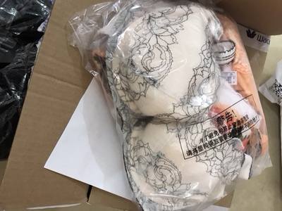 原本想打差评，才发现现在天猫已经不给打差评了，难怪客服这么拽的态度了！真怀疑这个客服跟华歌儿这个公司有仇，我付款后才发现需要换颜色还表示愿意买一套客服都不愿意，声称打包了不能拆开换，一开始连退都不能退款呢，而且是在凌晨12点付款后10分钟内哦！我还以为包装有多么精美呢，没想到收到货时拆开惊呆了，好歹我买了一千多的内衣内裤啊！你就这样想陀屎一样全部内衣内裤挤到变形有没有想过顾客的感受？别告诉我双十二你们给我优惠了是我赚到了，没想到今天双旦价格跟双十二的价格一模一样！第一次网上买内衣就遇到这样不愉快的经历，真心看不出这是日本的牌子！内衣内裤到手的感觉就像大妈款，表示不会再来！