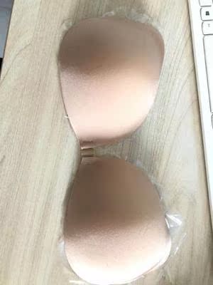 开始看价格便宜，想着买来试试，没抱多大期望，收到货的时候惊讶了，和专卖店的质量一样的，很塑形，摸起来很舒服，没有异味，穿上特别舒服，还会考虑回购的，推荐你们购买，这个价格绝对不亏，穿戴了胸贴效果果然就不一样了，戴了一天，一开始还担心会掉下来，但是粘的真的很结实。 用完撕下来后也没有什么不舒服的感觉，可以重复利用挺多次的。