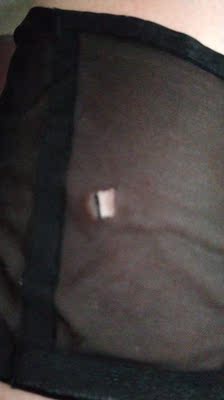 质量不好，还没穿就一个洞。