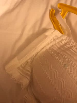 在店里试的时候没有注意过，看了其他买家的追评才看了下，两侧真的是歪的！！！太坑了吧