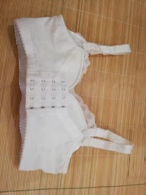 款式简洁大方，颜色干净，纯棉材质，买的厚胸垫的内衣，不得不说这是一次满意的购物。