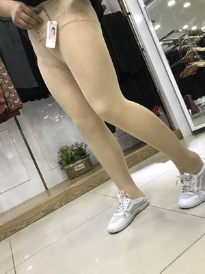 收到货啦,迫不及待试一下,很好的丝袜哦,穿着很贴身很显瘦,不会抽丝,天冷就可以穿啦 收到货啦,迫不及待试一下,很好的丝袜哦,穿着很贴身很显瘦,不会抽丝,天冷就可以穿啦