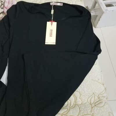 已经是第二次购买了。这件衣服面料舒服。穿着合身。做工精细。而且价格非常实惠。卖家服务态度很好。虽然是双十一。但快递特别给力。好评！