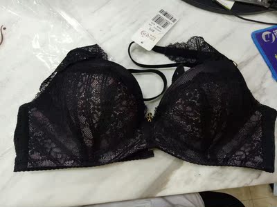 这件给姐姐了自己穿不惯这种内衣，但是摸起来布料挺舒服的