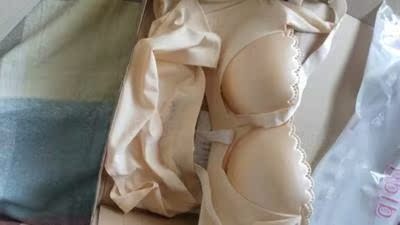 特别的舒服，一点也不勒。本来怕紧的，可穿上一点也不紧，我只是报着试试看的想法买的，没想到这么舒服，穿了好像没穿一样。面料柔软丝滑，手感超好。穿着很舒服，真的很舒很贴身，比起以前买的其他内衣，你家内衣我觉得超值，布料做工细节各方面都秒杀了我以前的内衣，比某些大牌内衣好穿多了。。洗过之后没变形也没褪色。我准备再买两个，我也把链接发给了其他的好友，让她们也来买。面料滑而柔软，弹性好，贴身穿舒服。和图片一样的，没有色差，穿着透气没有束缚感。